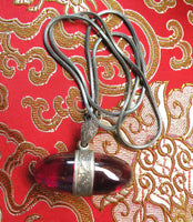 Pendentif unique Shiva Lingam en cristal rouge des Nāgas – Monture argent