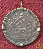 Pièce tibétaine ancienne 5 Sho montée en pendentif La Magie du Bouddha.
