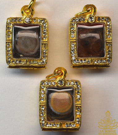 🧿 Pendentif Œil Céleste Tibétain en agate Dta Suhan en reliquaire doré orné de brillants La Magie du Bouddha.