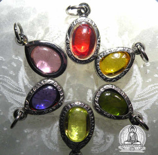 Pendentifs en cristaux sacrés des Nâgas (oeil des Nâgas) multicolores. La Magie du Bouddha.