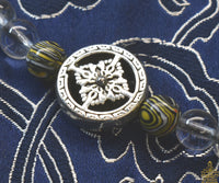 Chapelet Mala Tibétain en Cristal Spatika – Ornements Tigre et Dorje La Magie du Bouddha.