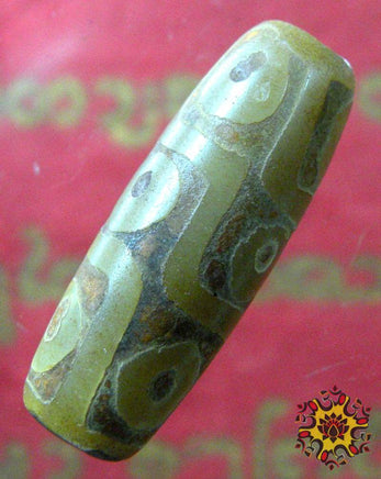 Perle sacrée Tibétaine Dzi à neuf yeux. La Magie du Bouddha.