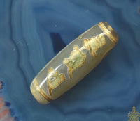 Perle sacrée tibétaine Dzi en agate translucide ornée d’un mantra