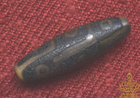 Perle sacrée tibétaine Dzi à neuf yeux ancienne patinée sombre La Magie du Bouddha.