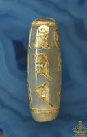 Perle sacrée tibétaine Dzi en agate translucide ornée d’un mantra
