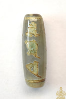 Perle sacrée tibétaine Dzi en agate translucide ornée d’un mantra