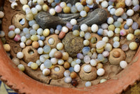 Reliquaire ancien Mön avec Bouddha en plomb et perles sarira multicolores La Magie du Bouddha.