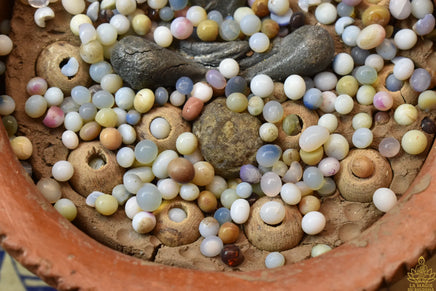 Reliquaire ancien Mön avec Bouddha en plomb et perles sarira multicolores La Magie du Bouddha.