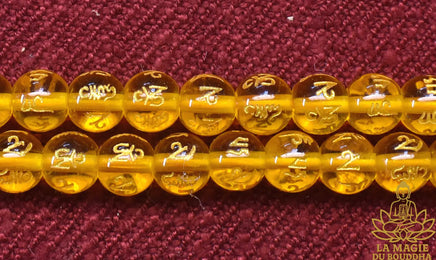 Chapelet tibétain mala en perles de verre jaune à mantra de Chenrezi et perle sacrée Ye Ming Zhu La Magie du Bouddha.