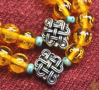 Chapelet Tibétain Mala – Perles mantra de Chenrezi en verre jaune La Magie du Bouddha.