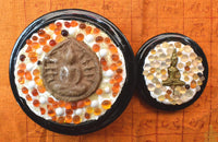 Reliquaires anciens en bois laqué décoré de fleurs – perles sarira, Phra Somdej et Luang Phor Sothorn