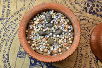 Reliquaire ancien Mön avec Bouddha en plomb et perles sarira multicolores La Magie du Bouddha.