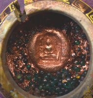Reliquaire ancien en bois peint – Amulette Bouddha et perles sarira vertes (Chiang Mai, années 80)
