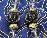 Chapelet Mala Tibétain en Cristal Spatika – Ornements Tigre et Dorje La Magie du Bouddha.