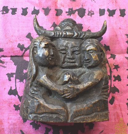 Statuette ancienne de Phaya Khaokham et ses deux femmes – Bois sacré gravé – Thaïlande La Magie du Bouddha.