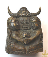 Statuette ancienne de Phaya Khaokham et ses deux femmes – Bois sacré gravé – Thaïlande La Magie du Bouddha.