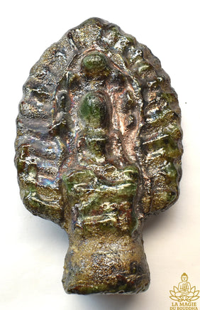 Statuette Phra Naphok en verre alchimique Met Rae. La Magie du Bouddha.