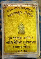 Amulette miniature Phra Naphok dorée - Très Vénérable LP Koon Parisutho.