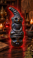 Amulette Phra Ngang assis sur un crâne en alliage alchimique mekkapat
