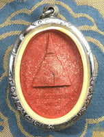 Amulette Phra Pikanet debout – Série limitée Samrit Samret Somphratana (Wat Phra Pathom Chedi, 2025)