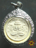 Amulette Thaï du Bouddha protecteur Phra Pidta et du dieu singe Hanuman.