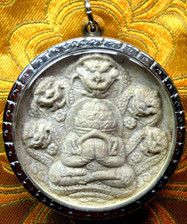 Grande amulette du Bouddha Phra Pidta - Wat Phra Mahatat. La Magie du Bouddha.