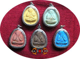 Amulettes protectrices du Bouddha Phra Pidta multicolores - Wat Tham Singtho Thong.