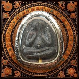 Amulette protectrice Phra Pidta noir avec Takut – Wat Pradoo Chimplee (Bangkok) La Magie du Bouddha.
