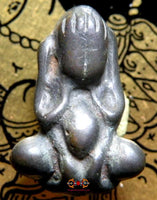 Amulette thaï du bouddha protecteur phra pidta en alliage mekapat.