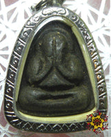 Amulette Thaï Phra Pidta noire bénie par le Vénérable LP Kai du Wat Bowin (Chonburi).