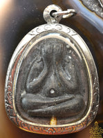 Amulette protectrice Phra Pidta noir avec Takut – Wat Pradoo Chimplee (Bangkok) La Magie du Bouddha.