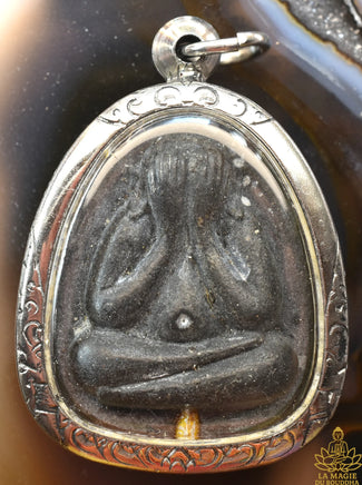 Amulette protectrice Phra Pidta noir avec Takut – Wat Pradoo Chimplee (Bangkok) La Magie du Bouddha.