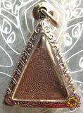 Petite amulette Thaï Phra Pidta triangulaire.