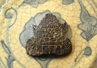 Amulettes protectrices Phra Rahu en coquille de noix de coco (Wat Sri Sathong)