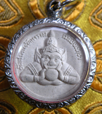 Petite amulette blanche Phra Pikanet Phratan Pön - Wat Saman Ratanaram.