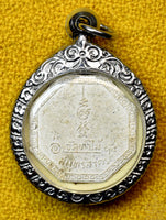 Amulette octogonale du Bouddha chinois de Fortune – Consacrée au Wat Tha Mai (Samut Sakhon)