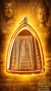 Amulette ancienne du Bouddha Phra Somdej avec motifs coquillage et inscription manuscrite Phra Kru Sangharaj La Magie du Bouddha.