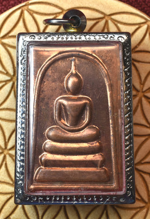 Amulette Phra Somdej Chinabunchon cuivre – Wat Makut Kasatriyaram (Bangkok, 2005) La Magie du Bouddha.