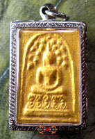 Amulette dorée du Bouddha Phra Somdej. 