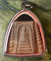 Amulette ancienne du Bouddha Phra Somdej avec motifs coquillage et inscription manuscrite Phra Kru Sangharaj La Magie du Bouddha.