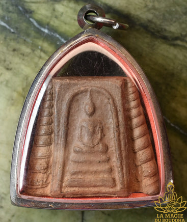 Amulette ancienne du Bouddha Phra Somdej avec motifs coquillage et inscription manuscrite Phra Kru Sangharaj La Magie du Bouddha.