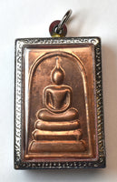 Amulette Phra Somdej Chinabunchon cuivre – Wat Makut Kasatriyaram (Bangkok, 2005) La Magie du Bouddha.