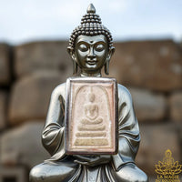 Amulette Phra Somdej aux reliques de Luang Phor Sud consacrée par Phra Ajarn Payon en 1990 La Magie du Bouddha.