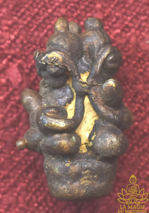 Amulette Phra Upakut Triple ancienne en bronze du Cambodge La Magie du Bouddha.