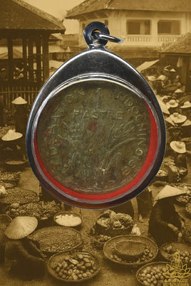 Piastre indochinoise de 1947 montée en reliquaire – Talisman de richesse et de prospérité