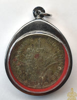 Piastre indochinoise de 1947 montée en reliquaire – Talisman de richesse et de prospérité