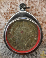 Piastre indochinoise de 1947 montée en reliquaire – Talisman de richesse et de prospérité