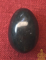 Shiva Lingam noirs authentiques en pierre polie (trois tailles disponibles) La Magie du Bouddha.