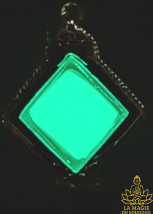 Pendentif en pierre sacrée chinoise fluorescente Ye Ming Zhu – Bénédictions de Ksitigarbha La Magie du Bouddha.