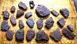 Pierres sacrées Tsésites - Ecritures des Djinns. La Magie du Bouddha.